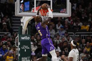 湖记：艾顿右膝挫伤提前退赛 海斯下半场代替他首发