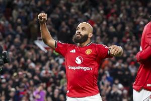 曼联官网：姆伯莫本赛季无球前插跑动次数和预期助攻值均领跑英超