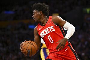 赛季新高！阿隆·霍勒迪替补17中8贡献22分 三分10中6