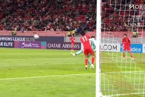 吕文君上抢对方门将时将其撞翻，被裁判出示本场第一张黄牌