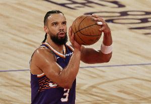 曾经并肩战斗！狄龙赛后和申京、阿门、范弗里特拥抱寒暄