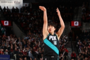 杨瀚森8+4+3+1帽！美球迷：很有创造力！再灵活点就更厉害了