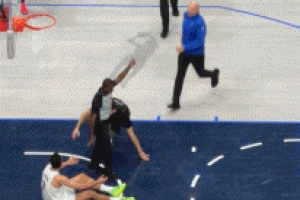 见过大风大浪！基德拉开弗拉格制止冲突 克莱进场和阿尔达马对峙