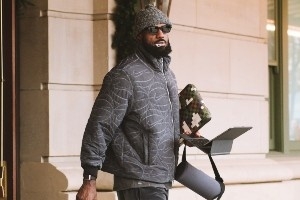 品牌带货人！詹姆斯入场穿着最新科技拖鞋Mind 001