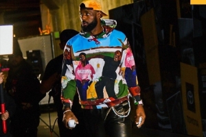 湖人官推晒球员入场照：詹姆斯花哨着装十分吸引眼球