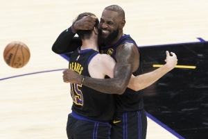 里夫斯：在转换进攻中詹姆斯就像个破坏力极强的攻城锤 一直如此