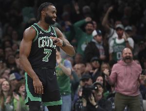 杰伦·布朗：今天的球迷堪称赛季最佳 我非常喜欢这种氛围