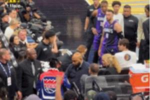 这是真看不下去了！国王球迷在主场与拉文对喷 被保安请出场