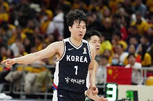 记者:韩国两位可能下半场没这么准 但依然挥屠龙刀打人家自制土枪