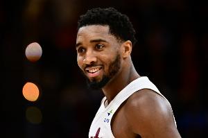 闲庭信步！米切尔突破转身过人 接欧洲步右手帅气反篮！