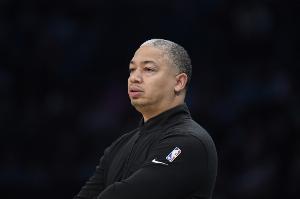 卢：我们明天还有一场比赛 我们必须把这场失利抛在脑后