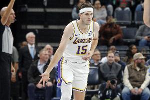 看着都疼！里夫斯贴防弗拉格被打了一肘子