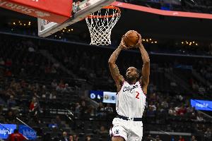 状态出色！莱昂纳德三节12中8拿下22分 首节10分