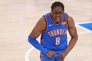 身体很轻盈！杰伦威底线切入双手空接暴扣