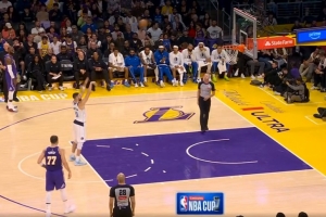 东契奇被吹犯规不满抱怨吃到技术犯规 克莱执行罚球命中