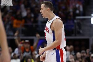 第四节才进三分！邓罗12中3&三分11中3得9分&最后绝平三分被帽