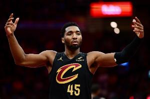 重新打回悬念！米切尔连续射中两记三分将分差追到只差2分