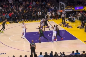 很刺头！费尔斯在罚球时搞小动作 八村塁生气直接怒推