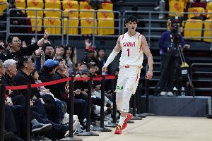 做什么工作的？曾凡博半场首发6分钟2中0无任何有效数据