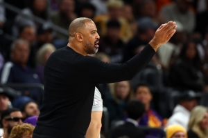 乌度卡谈赛季首次背靠背：有些球员显露出了疲态 我们缺乏活力