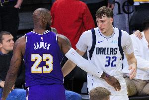 19岁前20+次数：詹姆斯14次第一 弗拉格7次第二 科比4次第三