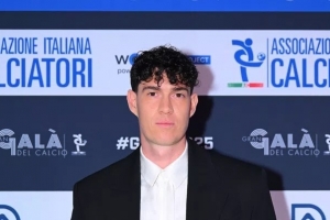 巴斯托尼：祝贺那不勒斯赢得上赛季意甲，这赛季国米争取所有荣誉