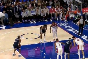 夹缝中生存！马克西底线突破 左手反篮高难度2+1！