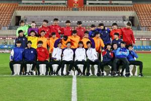 国字号罕见一幕！U16国足穿俱乐部衣服拍摄大合照，致敬母队❤️