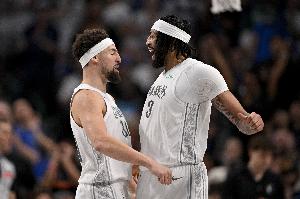 今天都很准！浓眉底角三分+克莱追身三分 独行侠反超比分！