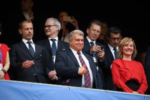 拉波尔塔：梅西是历史最佳球员，想为他举办最隆重的致敬仪式