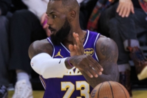 詹姆斯谈最后传球：只是在正确地打球 我整个生涯都是这么做的