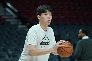 外线手感也来了！杨瀚森接球三分手起刀落 首节5分钟已拿7分