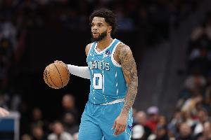 仙人指路！拉梅洛·鲍尔送抛传 迈尔斯·布里奇斯起飞空接暴扣