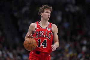 后三节没声音了！布泽利斯首节10分&全场拿到19分 出现6失误