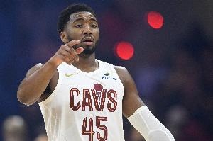 还不太够！米切尔半场出战16分钟 10中5拿到15分4助