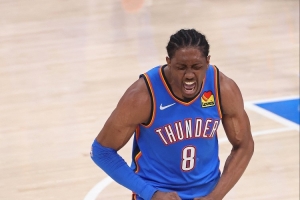 太轻松了！场下切特&杰伦威&杰林威开心畅聊 球队领先40分