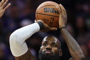 史上仅两人40岁后单场砍至少25分5板5助：詹姆斯16次 乔丹3次