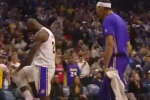 你干嘛！詹姆斯豪迈庆祝再踩霸王步 没踩完被海斯推一把中断了！