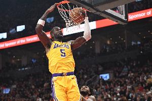 雷迪克：艾顿在场上起到了带头作用 他在防守端破坏力十足