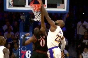 一防一传！詹姆斯大帽马克西直接抓球反击 助飞八村空接打停76人