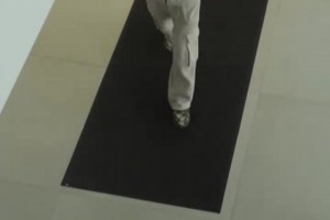 采访英超球员：走在对手的队徽上是不可接受的行为吗？