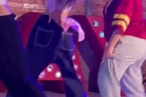 郭艾伦体测摸高，这是伦哥的弱项。拼了老命了！