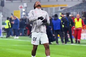 真情流露！现场实拍帕夫洛维奇亲吻迈尼昂额头