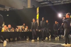 最新动态！德布劳内闪现亨克和好友去看比赛！