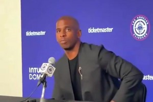 不影响比赛发威！哈登现任女友确实符合咱登哥的一贯审美啊