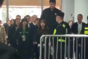 名场面！查尔莫斯：詹姆斯漏人了然后让我去防，然后我就说了碧池