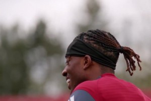 大战一触即发！拜仁全队抵达伦敦视频