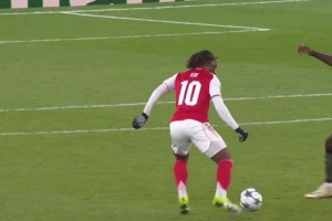 可惜！埃泽精彩停球+传球策动！前插禁区射门打偏了！