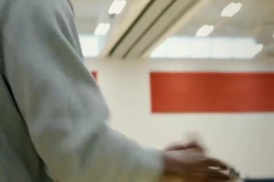 打情骂俏啊！里夫斯在小球迷面前打趣东契奇：他是我最“讨厌”的队友