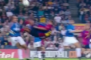 什么叫球队救世主？里瓦尔多封神帽子戏法！第3球倒钩堪称经典！